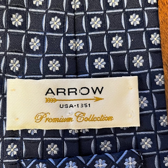 Arrow Men's Navy blue and White 100% silk Patterned Tie - Picture 4 of 6
